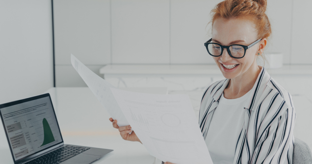 Expert-comptable relisant un examen de conformité fiscale effectué sur le logiciel Acropole Expert ECF