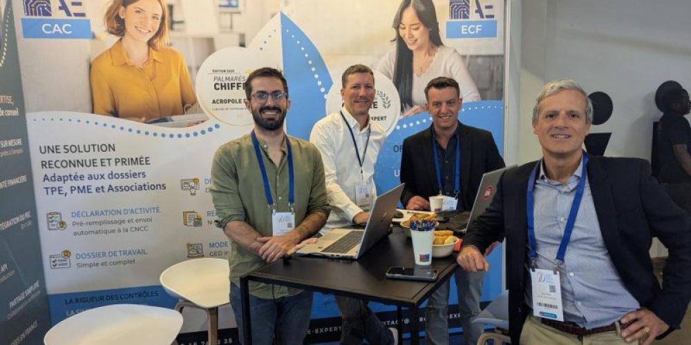 Équipe d’Acropole Expert Informatique au Salon des Experts-Comptables 2025, accueillant les visiteurs sur le stand.