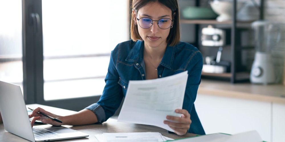 une jeune femme expert-comptable devant son ordinateur