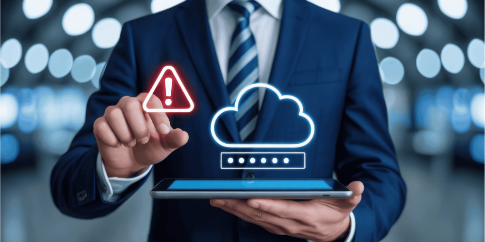 Professionnel en costume pointant une icône de cloud, symbolisant l’hébergement de données sur serveur sécurisé.