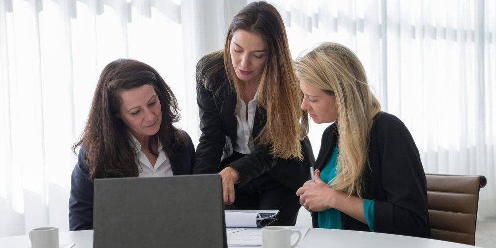 Trois personnes qui discutent lors d'une formation.